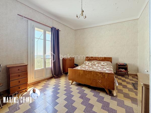 Perchée à Bouzigues, cette maison vigneronne de caractère d'environ 165 m² habitables vous offre l'une des plus belles vues du village : un panorama imprenable à 180° sur le Bassin de Thau, où le temps semble suspendre son cours face à l'horizon.

Dès l'entrée, un vaste espace d'environ 120 m² au rez-de-chaussée, aujourd'hui dédié au garage et au rangement, offre un potentiel remarquable pour organiser vos volumes selon vos envies et vos projets. Ce niveau donne un accès direct au jardin et à sa vue imprenable, prolongeant naturellement la projection futur vers l'extérieur.

À l'étage, la maison prend tout son sens : un séjour et une cuisine, quatre chambres confortables, ainsi que plusieurs espaces extérieurs où le regard porte sans obstacle jusqu'au Bassin. Un cadre rare, pensé pour profiter pleinement du site.

Le dernier niveau propose une pièce supplémentaire ainsi que des combles, totalisant environ 66 m², une belle réserve de possibilités pour agrandir les espaces de vie ou aménager selon vos besoins.

Cette maison nécessite des travaux de rénovation, mais son cadre exceptionnel, son fort caractère architectural et son jardin calme où l'on aime s'arrêter pour contempler l'horizon séduiront les amateurs de biens atypiques prêts à se laisser porter par le charme du lieu. Vue imprenable sur le Bassin de Thau, fort potentiel de rénovation, calme absolu et authenticité d'une véritable maison vigneronne : cette propriété réunit tous les ingrédients d'une opportunité rare, parmi les plus belles vues de Bouzigues.

À découvrir sans tarder !