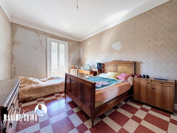 Perchée à Bouzigues, cette maison vigneronne de caractère d'environ 165 m² habitables vous offre l'une des plus belles vues du village : un panorama imprenable à 180° sur le Bassin de Thau, où le temps semble suspendre son cours face à l'horizon.

Dès l'entrée, un vaste espace d'environ 120 m² au rez-de-chaussée, aujourd'hui dédié au garage et au rangement, offre un potentiel remarquable pour organiser vos volumes selon vos envies et vos projets. Ce niveau donne un accès direct au jardin et à sa vue imprenable, prolongeant naturellement la projection futur vers l'extérieur.

À l'étage, la maison prend tout son sens : un séjour et une cuisine, quatre chambres confortables, ainsi que plusieurs espaces extérieurs où le regard porte sans obstacle jusqu'au Bassin. Un cadre rare, pensé pour profiter pleinement du site.

Le dernier niveau propose une pièce supplémentaire ainsi que des combles, totalisant environ 66 m², une belle réserve de possibilités pour agrandir les espaces de vie ou aménager selon vos besoins.

Cette maison nécessite des travaux de rénovation, mais son cadre exceptionnel, son fort caractère architectural et son jardin calme où l'on aime s'arrêter pour contempler l'horizon séduiront les amateurs de biens atypiques prêts à se laisser porter par le charme du lieu. Vue imprenable sur le Bassin de Thau, fort potentiel de rénovation, calme absolu et authenticité d'une véritable maison vigneronne : cette propriété réunit tous les ingrédients d'une opportunité rare, parmi les plus belles vues de Bouzigues.

À découvrir sans tarder !