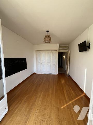 AU SUD DE MONTELIMAR, VILLA F6 D'ENV. 188 M2 