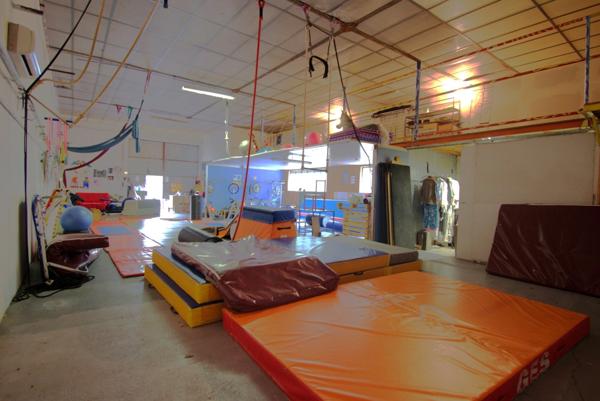 A vendre : Local/Entrepôt de 220 m2 plus une maison de 90m2 TERRASSON LA VILLEDIEU (24)