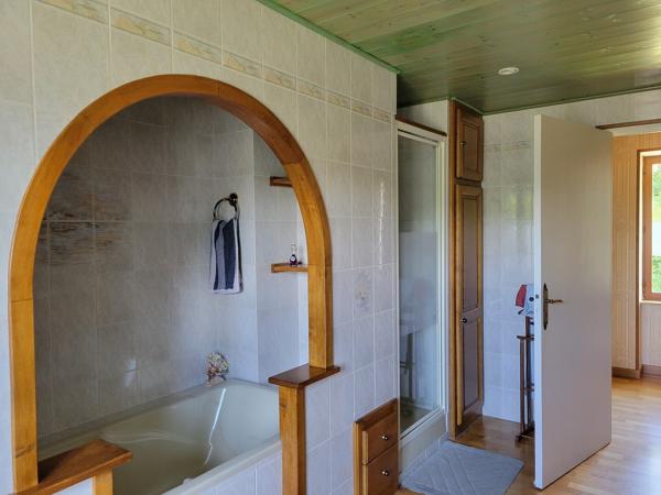 Maison entièrment rénovée sur terrain clos et arboré