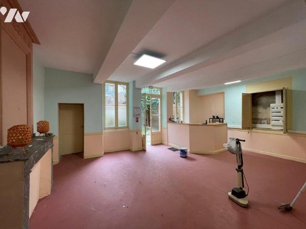 MARCIAC (32) Ensemble comprenant, un local commercial (loué) un local restaurant, un appartement.