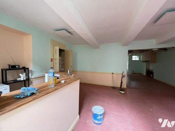 MARCIAC (32) Ensemble comprenant, un local commercial (loué) un local restaurant, un appartement.