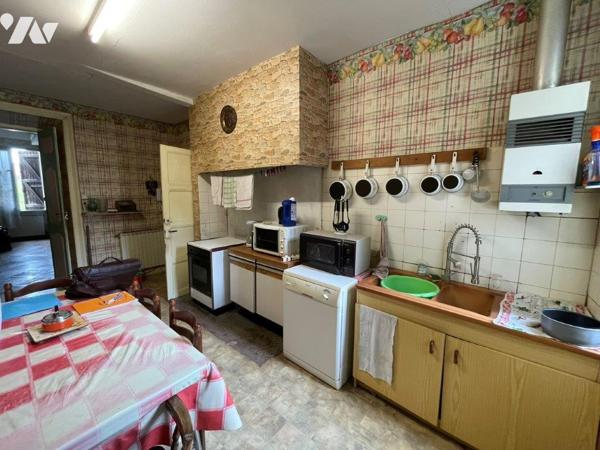 MARCIAC (32) Ensemble comprenant, un local commercial (loué) un local restaurant, un appartement.