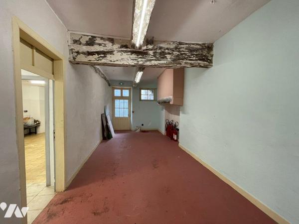 MARCIAC (32) Ensemble comprenant, un local commercial (loué) un local restaurant, un appartement.