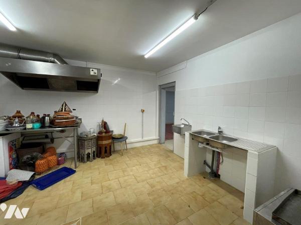 MARCIAC (32) Ensemble comprenant, un local commercial (loué) un local restaurant, un appartement.