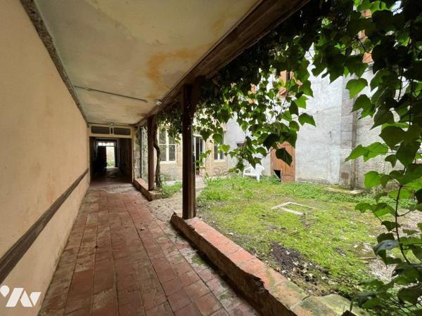 MARCIAC (32) Ensemble comprenant, un local commercial (loué) un local restaurant, un appartement.