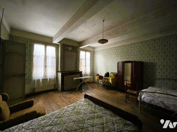 MARCIAC (32) Ensemble comprenant, un local commercial (loué) un local restaurant, un appartement.