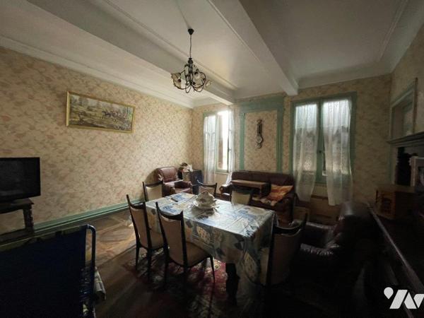 MARCIAC (32) Ensemble comprenant, un local commercial (loué) un local restaurant, un appartement.