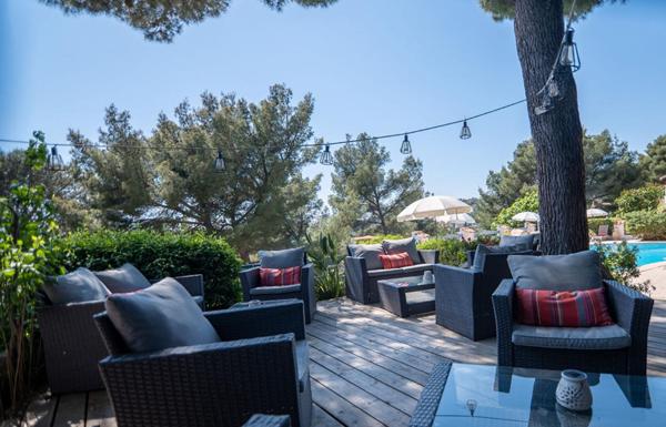 Superbe  Propriété/Gite 16 pièces 360 m2 piscine garages parkings à 2 pas du Lavandou