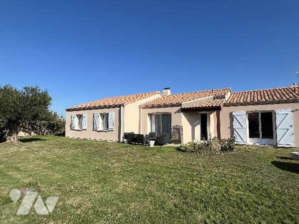 Maison familiale à vendre située à LA PLAINE SUR MER, nichée dans un environnement paisible.