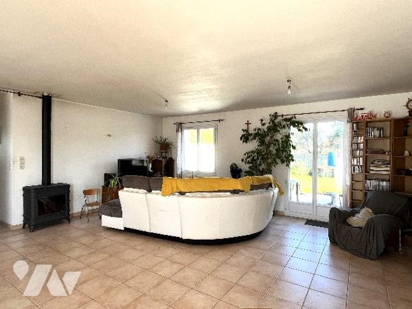 Maison familiale à vendre située à LA PLAINE SUR MER, nichée dans un environnement paisible.