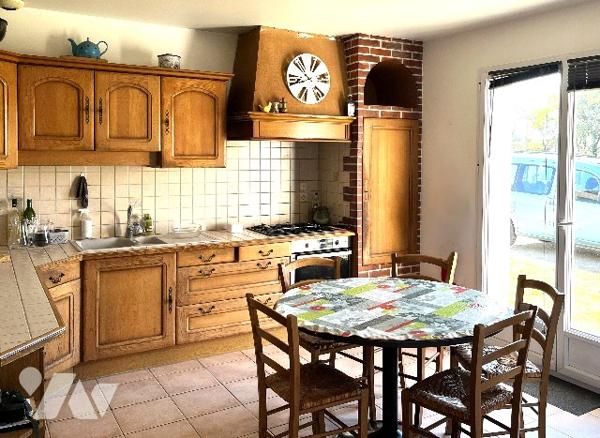 Maison familiale à vendre située à LA PLAINE SUR MER, nichée dans un environnement paisible.