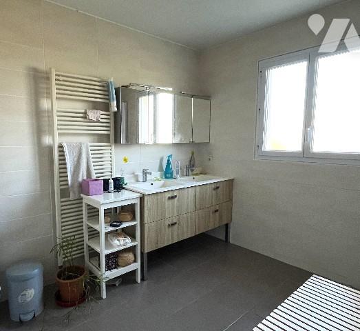 Maison familiale à vendre située à LA PLAINE SUR MER, nichée dans un environnement paisible.