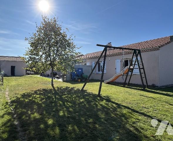 Maison familiale à vendre située à LA PLAINE SUR MER, nichée dans un environnement paisible.