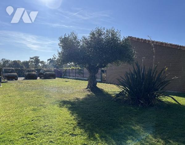Maison familiale à vendre située à LA PLAINE SUR MER, nichée dans un environnement paisible.