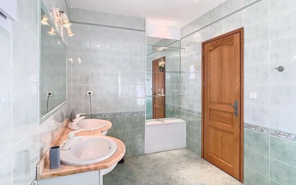 Appartement à louer    5 pièces • 214,16 m2 Eccica-Suarella