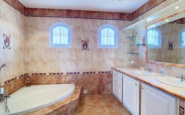 Appartement à louer    5 pièces • 214,16 m2 Eccica-Suarella