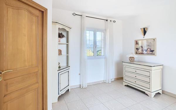 Appartement à louer    5 pièces • 214,16 m2 Eccica-Suarella