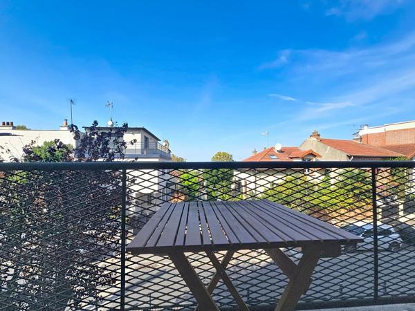 DEUX PIECES AVEC BALCON ET CAVE