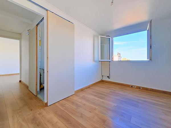 DEUX PIECES AVEC BALCON ET CAVE