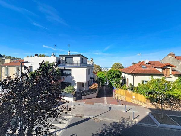 DEUX PIECES AVEC BALCON ET CAVE