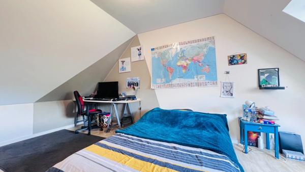 Finistère (29) – BRIEC À vendre : Maison contemporaine de 107 m² habitables (126 m² utiles) sur un terrain de 434 m² – 2 places de stationnement