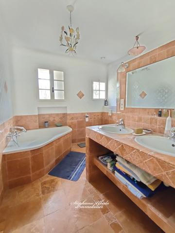 Cabrières-d'Avignon (84220) Ravissante propriété dans un cadre splendide