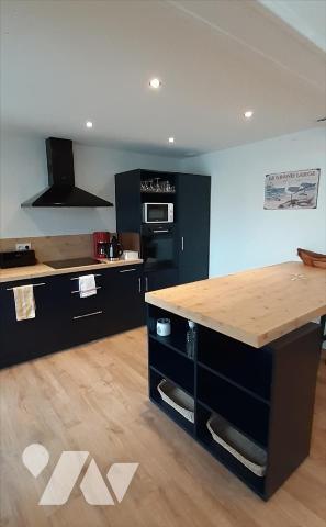 Aux pieds des commerces, du port et des plages