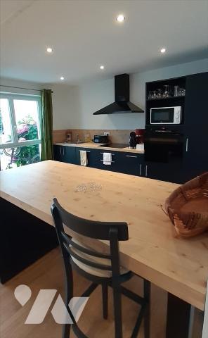 Aux pieds des commerces, du port et des plages