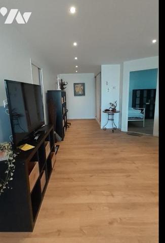 Aux pieds des commerces, du port et des plages