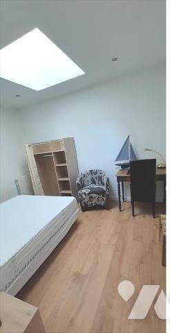 Aux pieds des commerces, du port et des plages