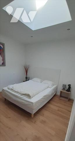 Aux pieds des commerces, du port et des plages