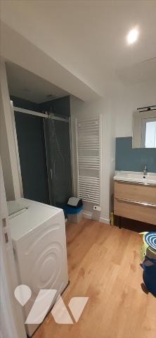 Aux pieds des commerces, du port et des plages