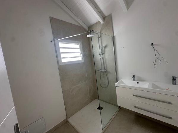 BAISSE DE PRIX !! A LOUER JOLIES VILLAS NEUVES T4 OU T5 EN DUPLEX A VERNOU PETIT BOURG