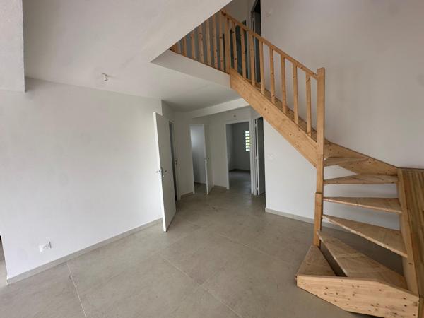 BAISSE DE PRIX !! A LOUER JOLIES VILLAS NEUVES T4 OU T5 EN DUPLEX A VERNOU PETIT BOURG