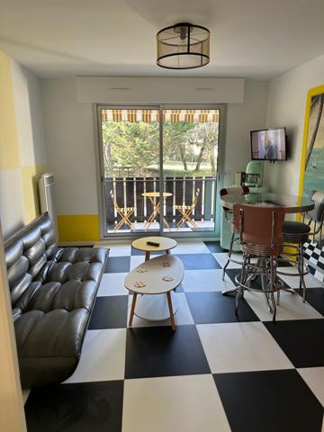 Saint-Georges-de-Didonne (17110) 

LOCATION SAISONNIERE STUDIO meublé neuf style année 60 de vacances de 24 m2 située comprenant: séjour avec coi