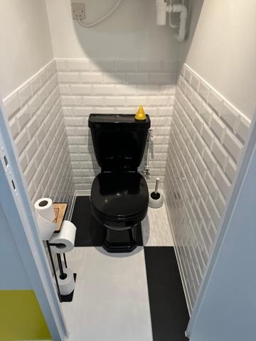 Saint-Georges-de-Didonne (17110) 

LOCATION SAISONNIERE STUDIO meublé neuf style année 60 de vacances de 24 m2 située comprenant: séjour avec coi