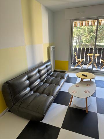 Saint-Georges-de-Didonne (17110) 

LOCATION SAISONNIERE STUDIO meublé neuf style année 60 de vacances de 24 m2 située comprenant: séjour avec coi