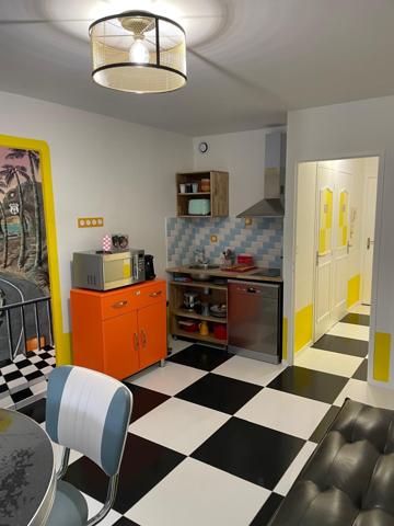 Saint-Georges-de-Didonne (17110) 

LOCATION SAISONNIERE STUDIO meublé neuf style année 60 de vacances de 24 m2 située comprenant: séjour avec coi