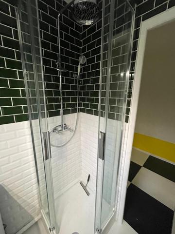 Saint-Georges-de-Didonne (17110) 

LOCATION SAISONNIERE STUDIO meublé neuf style année 60 de vacances de 24 m2 située comprenant: séjour avec coi