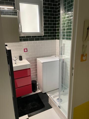 Saint-Georges-de-Didonne (17110) 

LOCATION SAISONNIERE STUDIO meublé neuf style année 60 de vacances de 24 m2 située comprenant: séjour avec coi