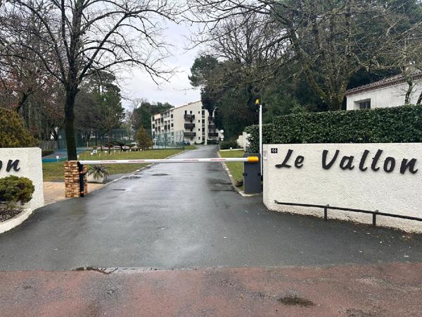 Saint-Georges-de-Didonne (17110) 

LOCATION SAISONNIERE STUDIO meublé neuf style année 60 de vacances de 24 m2 située comprenant: séjour avec coi