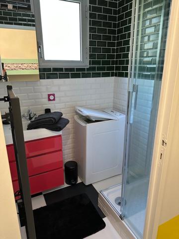 Saint-Georges-de-Didonne (17110) 

LOCATION SAISONNIERE STUDIO meublé neuf style année 60 de vacances de 24 m2 située comprenant: séjour avec coi