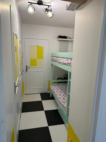 Saint-Georges-de-Didonne (17110) 

LOCATION SAISONNIERE STUDIO meublé neuf style année 60 de vacances de 24 m2 située comprenant: séjour avec coi