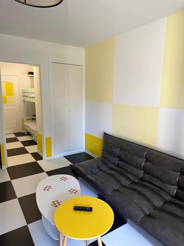 Saint-Georges-de-Didonne (17110) 

LOCATION SAISONNIERE STUDIO meublé neuf style année 60 de vacances de 24 m2 située comprenant: séjour avec coi