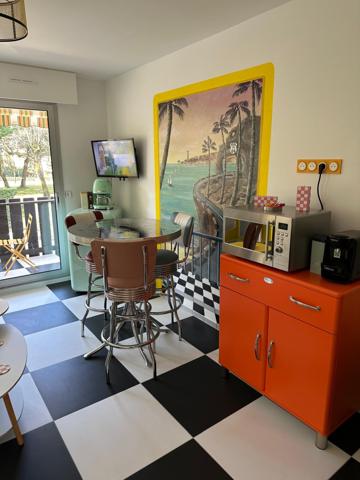 Saint-Georges-de-Didonne (17110) 

LOCATION SAISONNIERE STUDIO meublé neuf style année 60 de vacances de 24 m2 située comprenant: séjour avec coi