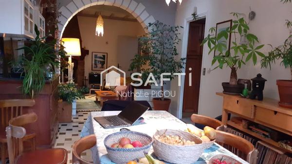 Maison de ville sur trois niveaux avec jardin et sous-sol aménageable.