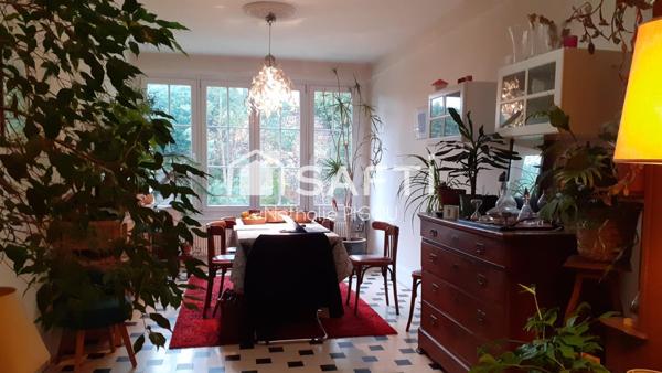 Maison de ville sur trois niveaux avec jardin et sous-sol aménageable.