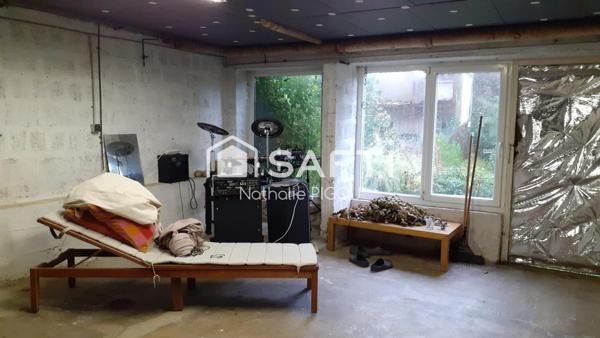 Maison de ville sur trois niveaux avec jardin et sous-sol aménageable.